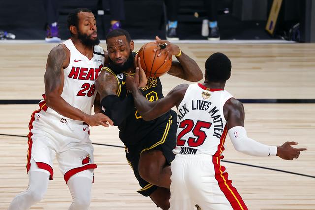 “NBA球员积极参与慈善活动，回馈社会”.